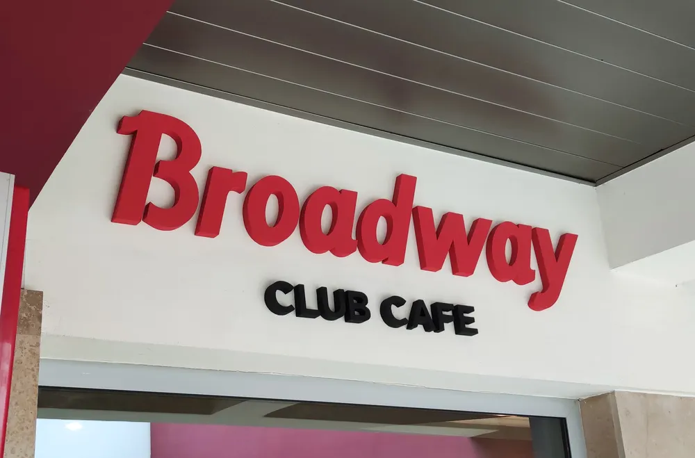 Dombornyomott betűk - Broadway Club Cafe